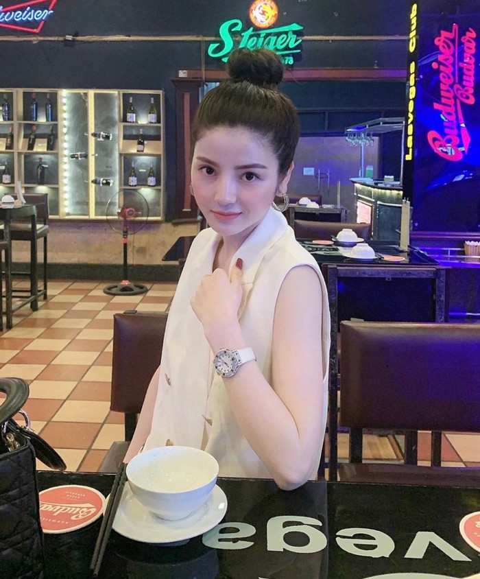 Gương mặt xinh đẹp, sắc sảo và đặc biệt sang trọng kiểu phu nhân tổng tài.