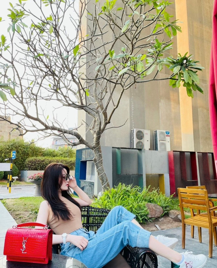 Cô nàng rất thích những mẫu áo ôm sát cơ thể vừa tôn vóc dáng vừa năng động, khoẻ khoắn có thể dễ dàng mix&match với quần jeans và giày thể thao.