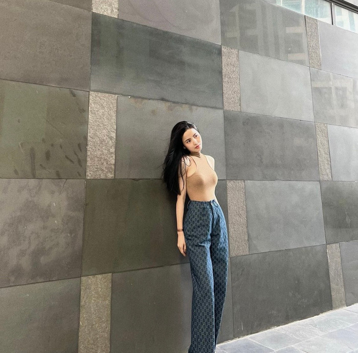 Thời trang đời thường của người đẹp khá giản dị với items quen thuộc như quần jeans, áo tanktop ôm cơ thể.