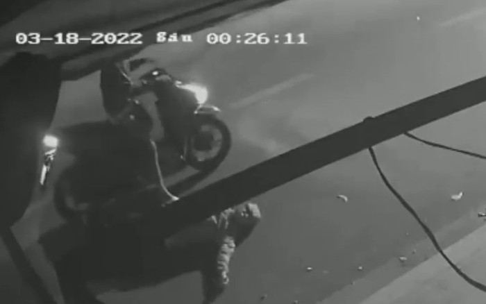 Clip: Lạnh gáy cảnh nam thanh niên đổ gục xuống đường sau hỗn chiến bằng dao phóng lợn lúc giữa đêm Ảnh 2