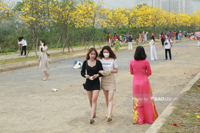 'Biển người' kéo về con đường hoa đẹp tựa trời Âu 'hot' nhất Hà Nội Ảnh 7