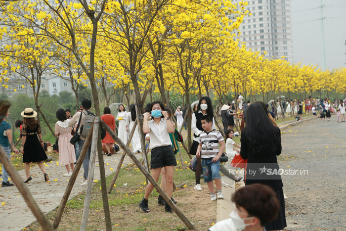 'Biển người' kéo về con đường hoa đẹp tựa trời Âu 'hot' nhất Hà Nội Ảnh 17