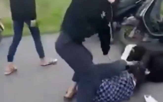 Xôn xao clip nữ sinh lớp 8 bị nhóm bạn dùng mũ bảo hiểm đánh đập tới tấp trên đường Ảnh 2