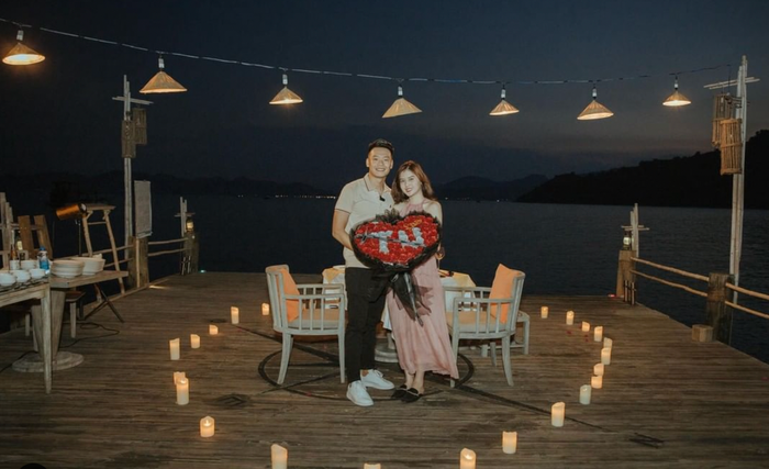 Thành Chung hạnh phúc khi cầu hôn bạn gái Tố Uyên thành công. 