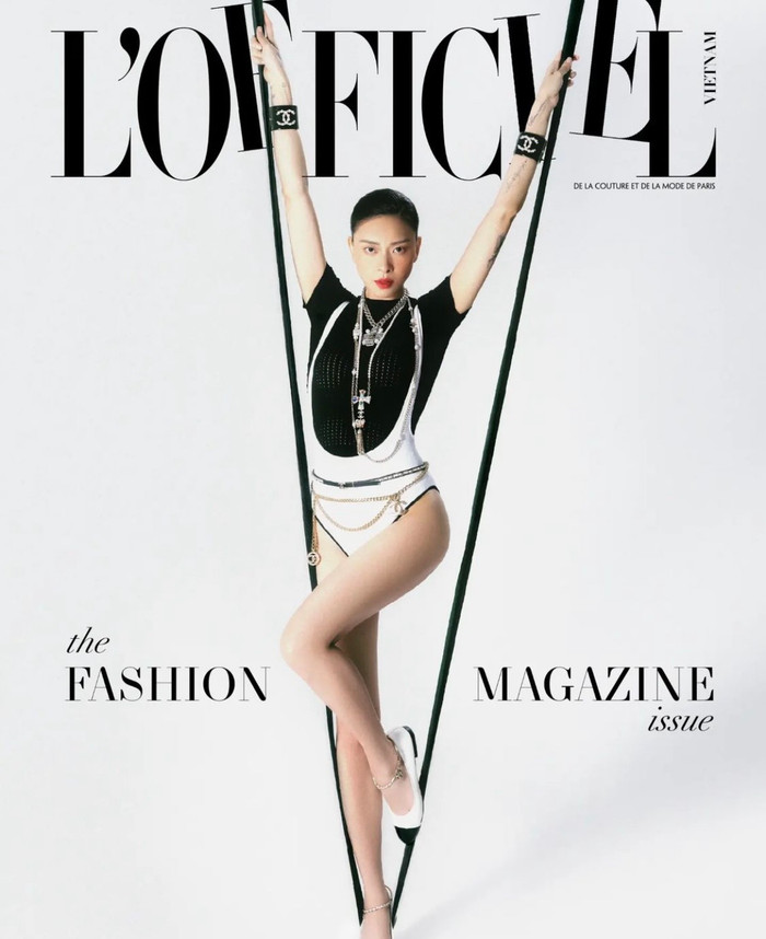 Pose dáng khoe được đôi chân thon dài, Ngô Thanh Vân nâng tầm trang phục Chanel. 