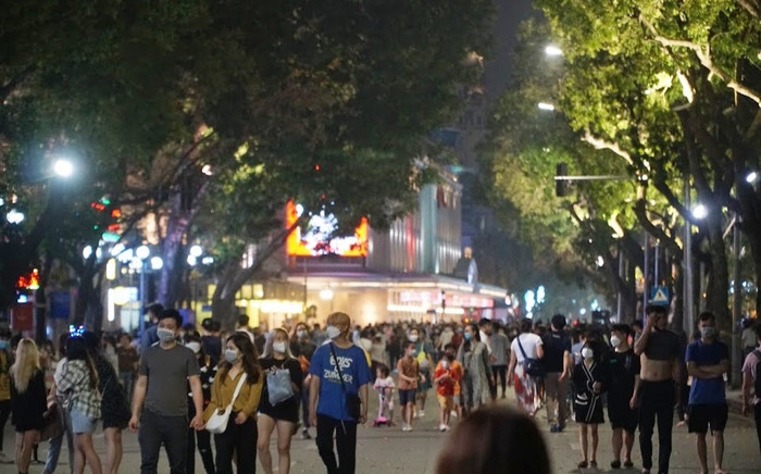 Phố đi bộ Hà Nội tràn ngập sắc màu sau một năm dừng hoạt động, dòng người đổ về vui chơi dịp cuối tuần Ảnh 2