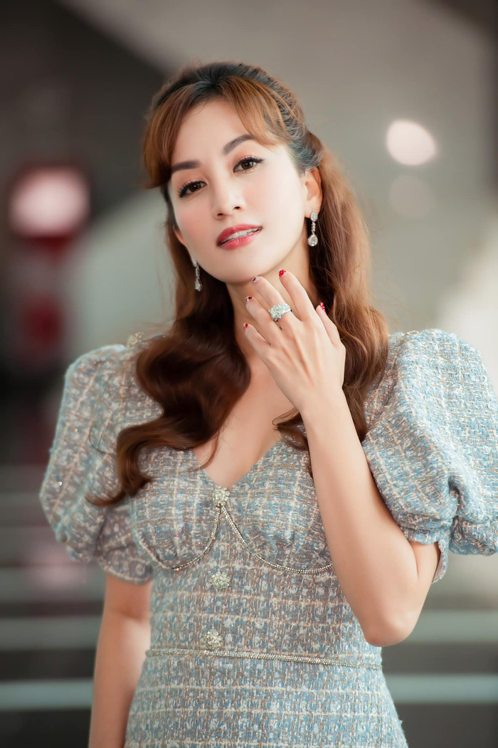 Cận cảnh nhan sắc xinh đẹp, quyến rũ của Khánh Thi