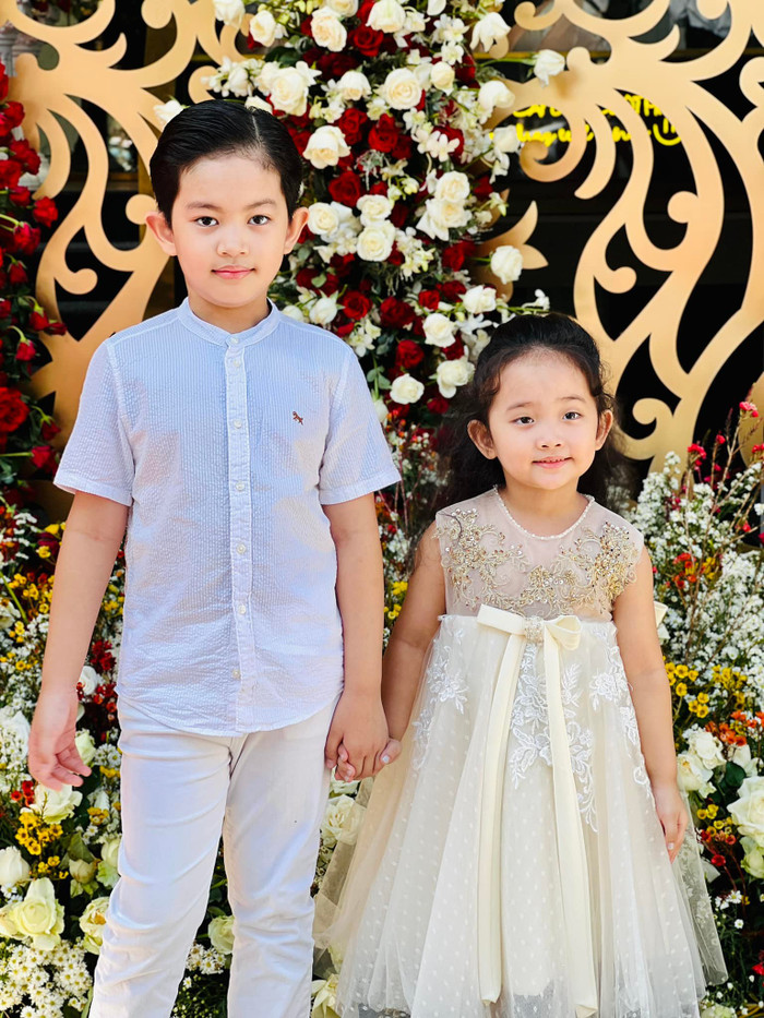 Mỗi khi Khánh Thi hoặc Phan Hiển khoe ảnh của hai nhóc tỳ, dân tình đều không khỏi xuýt xoa vì quá đỗi dễ thương