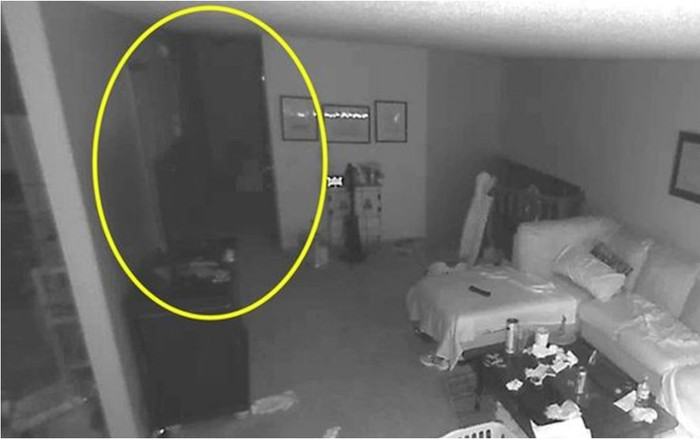 Chuyển đến nhà mới được 2 năm, cặp vợ chồng 'sởn tóc gáy' khi xem hình ảnh từ camera Ảnh 2