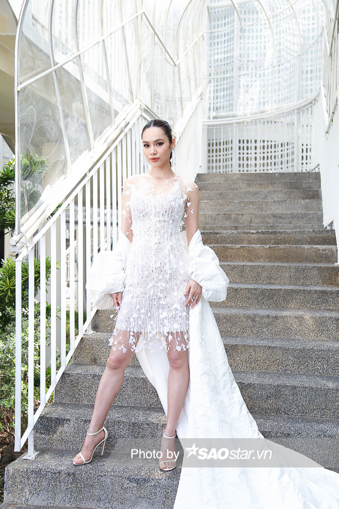 Á hậu Hoàng My tựa như thiên nha với chiếc váy trắng đính kết lông vũ. 