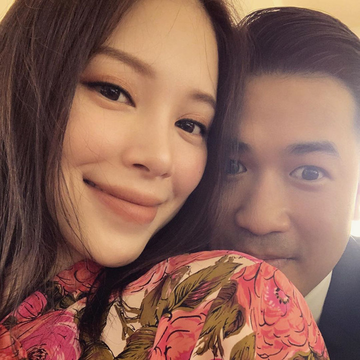 Suốt khoảng thời gian bên nhau, ngoài thường xuyên phát 'cẩu lương' mệt nghỉ, được Phillip Nguyễn cưng chiều.