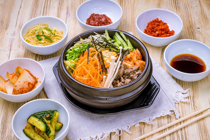 Bibimbap ở Hàn Quốc: Món ăn này được xem là gần như hoàn hảo. Thịt bò và các loại rau xào như nấm đông cô, rau bina và cải thìa được cho vào cơm trắng, ấm và có hương vị của tương ớt cay và tương đậu nành lên men umami, phủ lên trên là trứng sống hoặc trứng chiên. Có hai loại bibimbap chính - kiểu jeonju, đựng trong bát lạnh và dolsot đựng trong bát đất nung nóng - khiến nó trở thành món ăn hoàn hảo cho bất kỳ mùa nào.