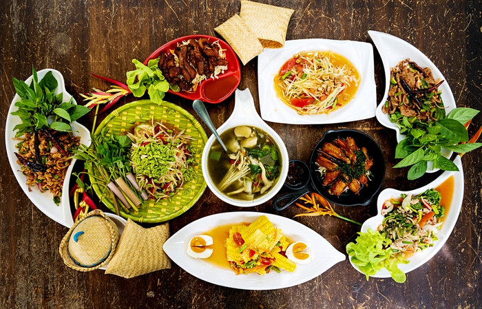 Som tum ở Bangkok, Thái Lan: Hiếm có món gỏi nào lại được quảng cáo rầm rộ như vậy, nhưng gỏi đu đủ hay còn gọi là gỏi đu đủ xanh như nhiều người chúng ta vẫn biết, không phải là món gỏi thông thường. Som tum là một sự bùng nổ của hương vị - chua, mặn, ngọt và rất cay. Nó cũng đặc biệt về kết cấu, kết hợp giữa vị giòn của đậu phộng với những miếng đu đủ xanh và cà rốt mát lạnh, cùng những con tôm và cà chua nhỏ, ngọt. Nó được bán rong trên khắp Thái Lan nhưng đặc biệt được yêu thích ở thủ đô Bangkok.