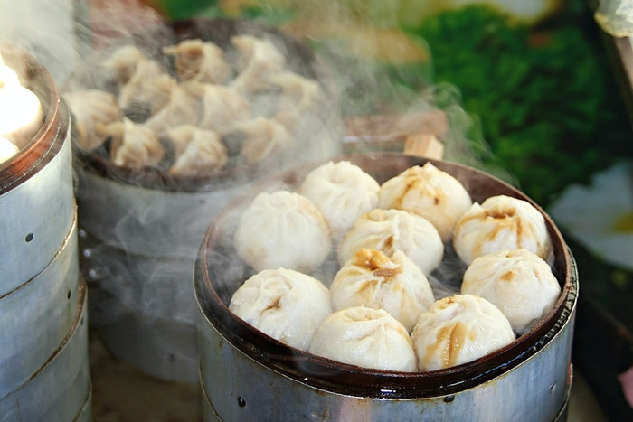Dim sum ở Hong Kong, Trung Quốc: Dim sum (tạm dịch là món ăn nhẹ) được phục vụ khắp nơi trên thế giới, nhưng không nơi nào giống Hong Kong. Dim sum (còn được gọi là yum cha, có nghĩa là 'cùng với trà') đã phát triển từ nghi thức dừng chân thưởng thức trà và đồ ăn nhẹ của khách du lịch khi đang trên đường đến với bữa nửa buổi ngon nhất thế giới. Trên khắp Hong Kong, hệ thống DimDimSum thực hiện các món ăn truyền thống như bánh bao thịt heo hấp, bánh bao tôm hấp và bánh bao hấp thịt heo BBQ. Tất cả đều rất tuyệt vời. Còn nếu muốn thử loại cao cấp hơn, bạn có thể đến các nhà hàng đạt sao Michelin như Duddell’s và Fook Lam Moon, nơi sử dụng nhiều nguyên liệu cao cấp như trứng cá hồi, gan ngỗng...