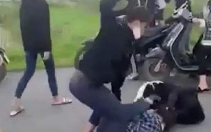 Công an Hải Phòng thông tin vụ nữ sinh lớp 8 bị nhóm bạn dùng mũ bảo hiểm đánh tới tấp trên đường Ảnh 2