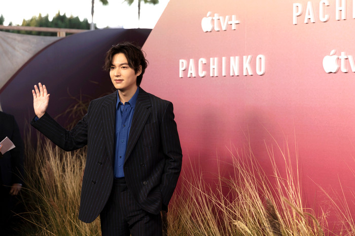 Ở một góc chụp khác, Lee Min Ho không xuống sắc như các hình ảnh được lan truyền.