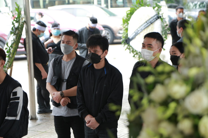 Ca sĩ Tấn Minh tại lễ tang nhạc sĩ Ngọc Châu