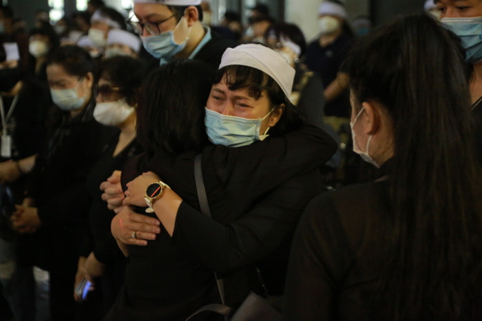 Ca sĩ Khánh Linh, là em gái cố nhạc sĩ đã khóc òa nức nở tại tang lễ