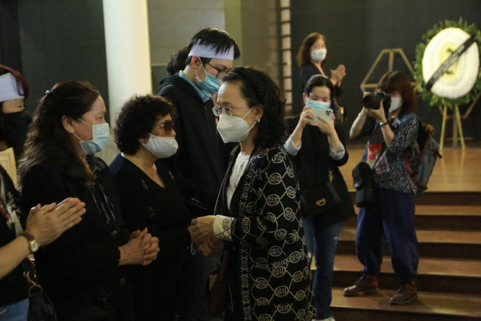 Rất nhiều người đã đến chia buồn cùng gia đình cố nhạc sĩ Ngọc Châu