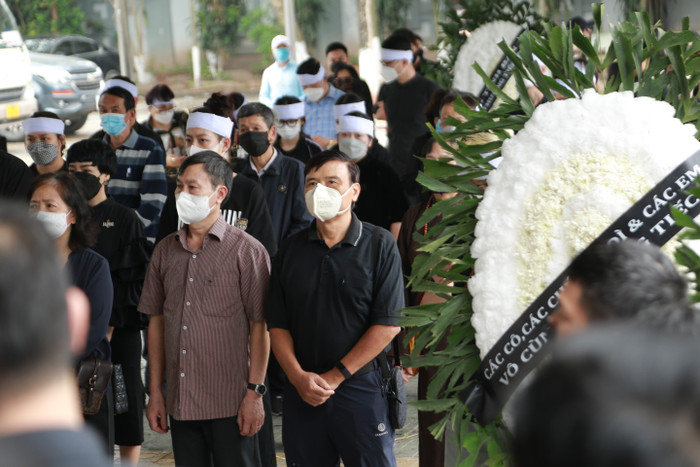 Bạn bè thân thiết và đồng nghiệp đã đến đưa tiễn cố nhạc sĩ Ngọc Châu