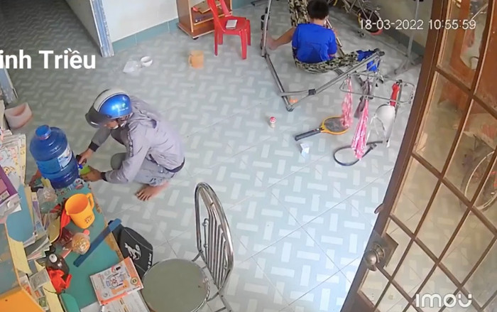 Vào nhà lấy tiền, tên trộm còn nói câu này với cháu bé trước khi đi: 'Ở nhà không đi đâu, chịu khó học' Ảnh 2