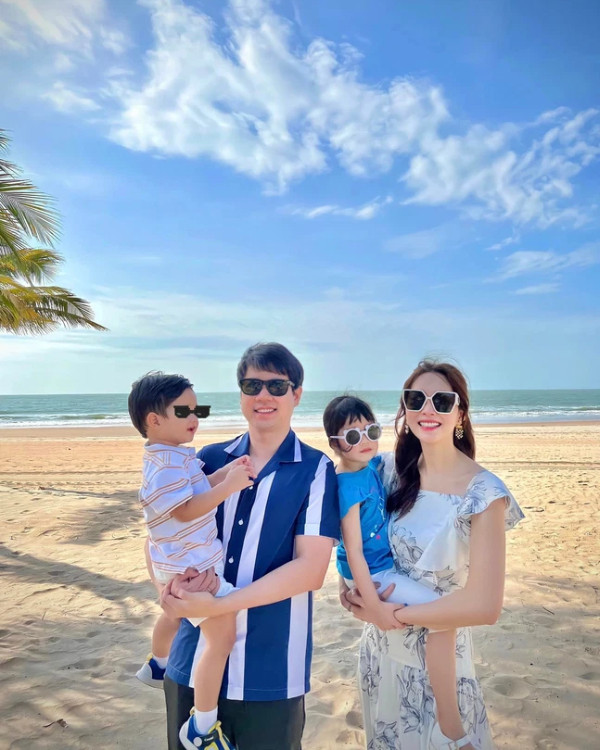 Gia đình 4 người hạnh phúc của Đặng Thu Thảo cùng chồng đại gia. 