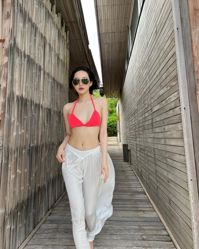 Sở hữu đôi chân dài thẳng tắp cùng cơ bụng số 11, body Hiền Hồ cứ phải tóm gọn trong 1 từ 'đỉnh'.