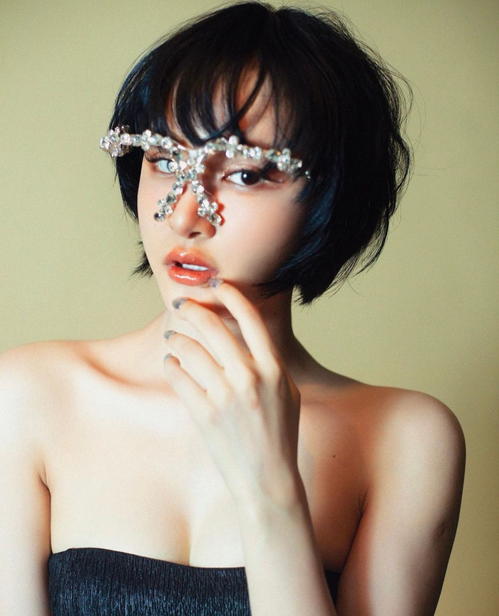 Hiền Hồ được ví như 'búp bê showbiz Việt' khi sở hữu gương mặt nhỏ nhắn với nước da trắng sứ.