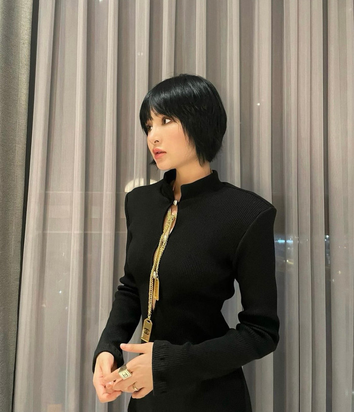 Người đẹp thường xuyên tạo dáng sang chảnh với trang phục, phụ kiện đắt đỏ. Gu thời trang của Hiền Hồ được đánh giá cao nhất trong dàn người tình khi khoe được hình thể đáng ngưỡng mộ cùng nhan sắc tựa búp bê.