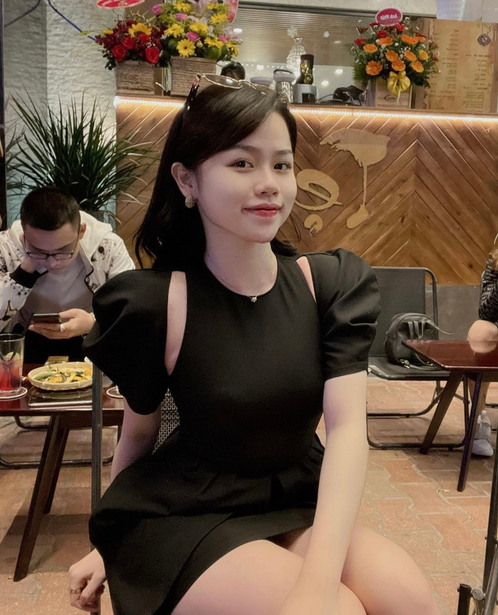 Sau Nhật Lê, Huỳnh Anh là bóng hồng tiếp theo mà Quang Hải công khai. Nhưng gu thời trang của cô nàng lại không được đánh giá cao. Netizen nhận xét, cô nàng có phong cách khá đại trà và nhạt nhoà.