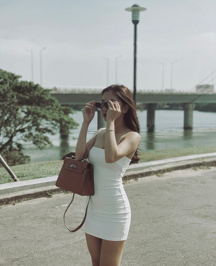 Tuy chiều cao hạn chế nhưng Nhật Lê luôn hack dáng với váy ngắn ôm sát cơ thể.