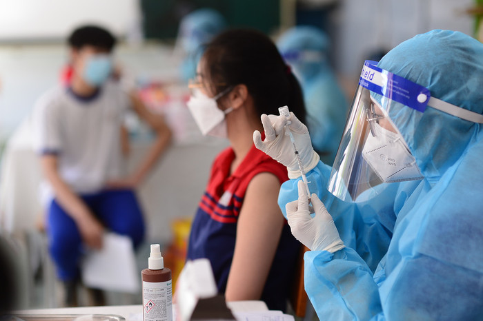 Tiêm vắc xin Pfizer mũi 2 cho học sinh khối lớp 10, 11 Trường THPT Bùi Thị Xuân, quận 1, TP.HCM - Ảnh: QUANG ĐỊNH