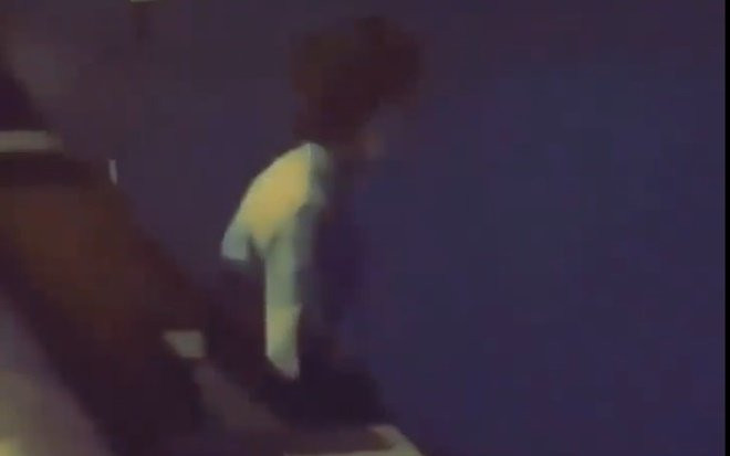 Thót tim cảnh giải cứu cô gái ngồi vắt vẻo trên thành cầu định tự tử, nghe lý do mà ai nấy đều nín lặng Ảnh 2