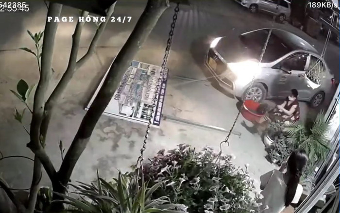 Ô tô mất lái tông đổ biển quảng cáo cùng người phụ nữ ngã dúi dụi, diễn biến sau đó còn gây bức xúc hơn Ảnh 2