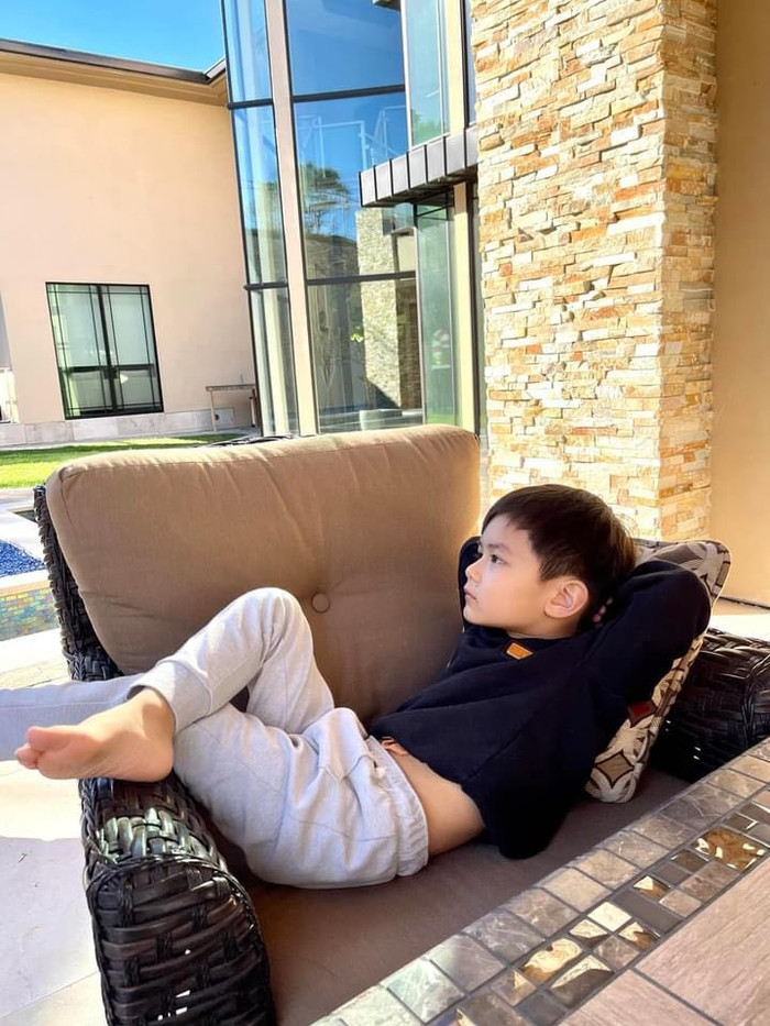 Nhắc đến những nhóc tì nhà sao sinh ra đã ở vạch đích, chắc chắn quý tử Thiên Từ - con trai của nam ca sĩ Đan Trường sẽ nằm trong top đầu.&nbsp;