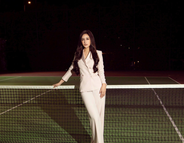 Cuối cùng không thể bỏ qua Mai Phương Thúy cùng hình ảnh diện vest ra sân tennis này. 
