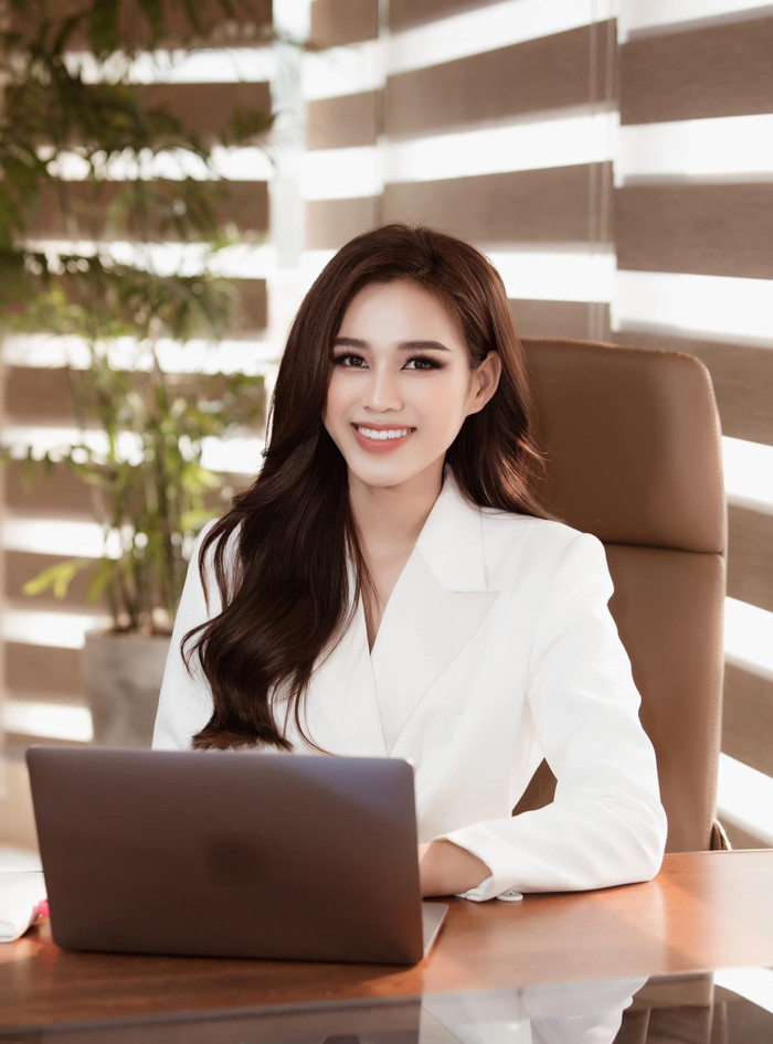 Trái với Xuân Lan, Hoa hậu Đỗ Thị Hà mang đến cảm giác thanh lịch, nhẹ nhàng với vest tone màu trắng. 