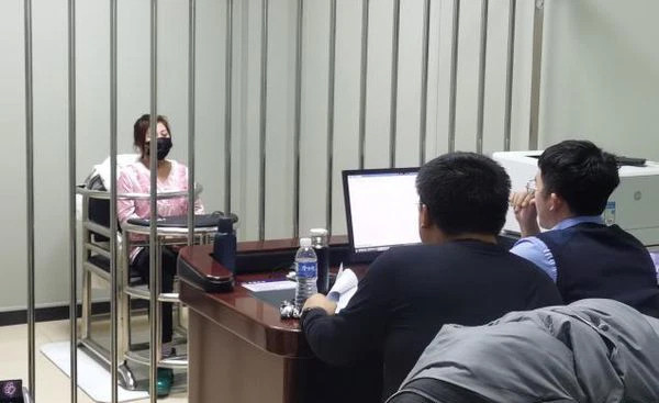 Cô Dương thực chất là một phụ nữ đã có gia đình.