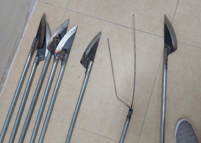 Các đối tượng tại cơ quan công an và hung khí. (Ảnh: CACC).