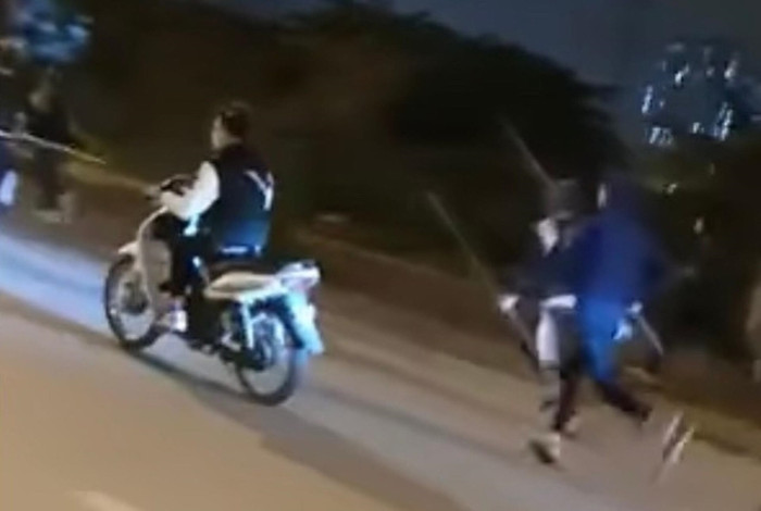 Hình ảnh nhóm đối tượng hỗn chiến trong đêm.