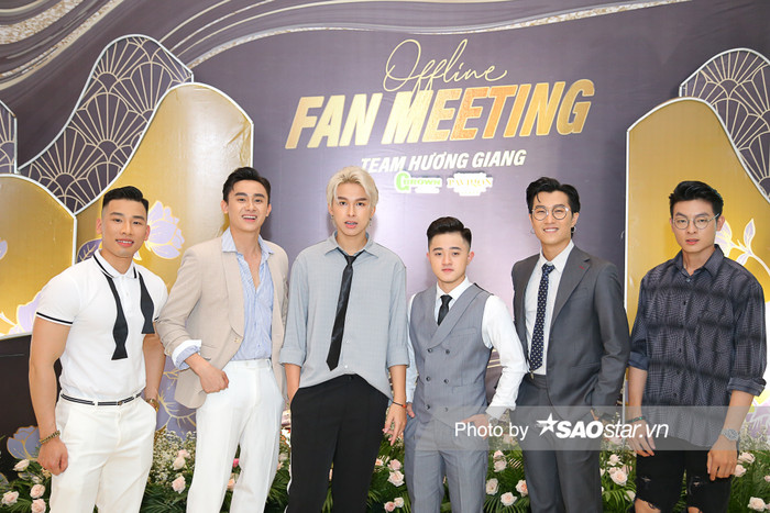 Dàn mỹ nam trong đội của Hương Giang, một trong những nhân vật chính tại fan meeting