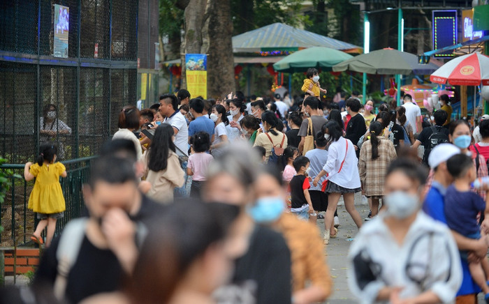 Ảnh: 'Biển người' chen chân đổ về Công viên Thủ Lệ trong ngày cuối tuần Ảnh 2