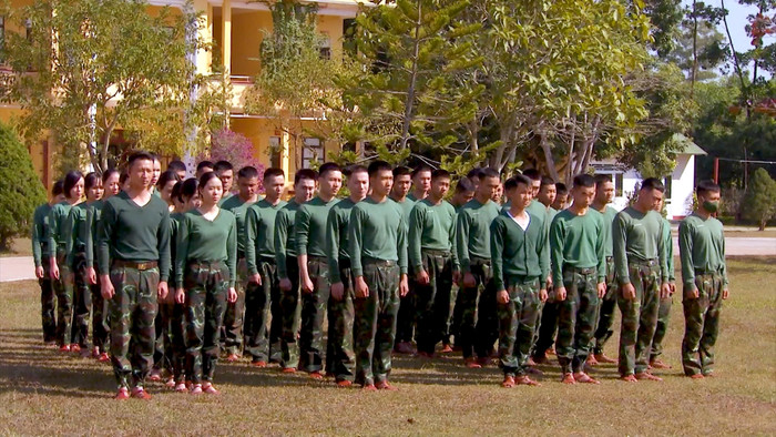 Hình ảnh các chiến sĩ mới và đồng đội trong Sao Nhập Ngũ 2022 khi đang thực hiện hình phạt