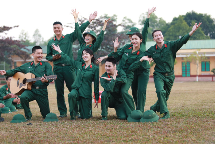 Sau quãng thời gian học tập là đến giờ nghỉ ngơi, từ đây ban nhạc 'thời vụ' có tên là 'Tê Tay' đã ra đời