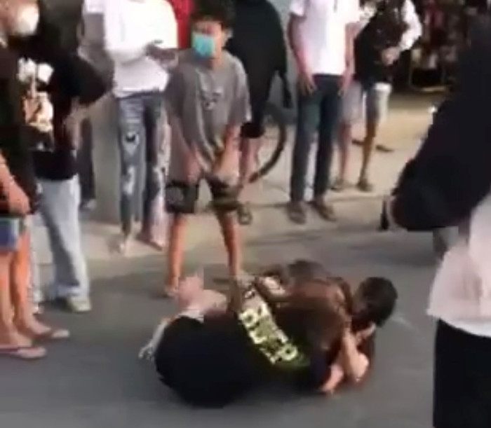Hình ảnh 2 thiếu nữ đánh nhau dã man trước sự chứng kiến của nhiều người