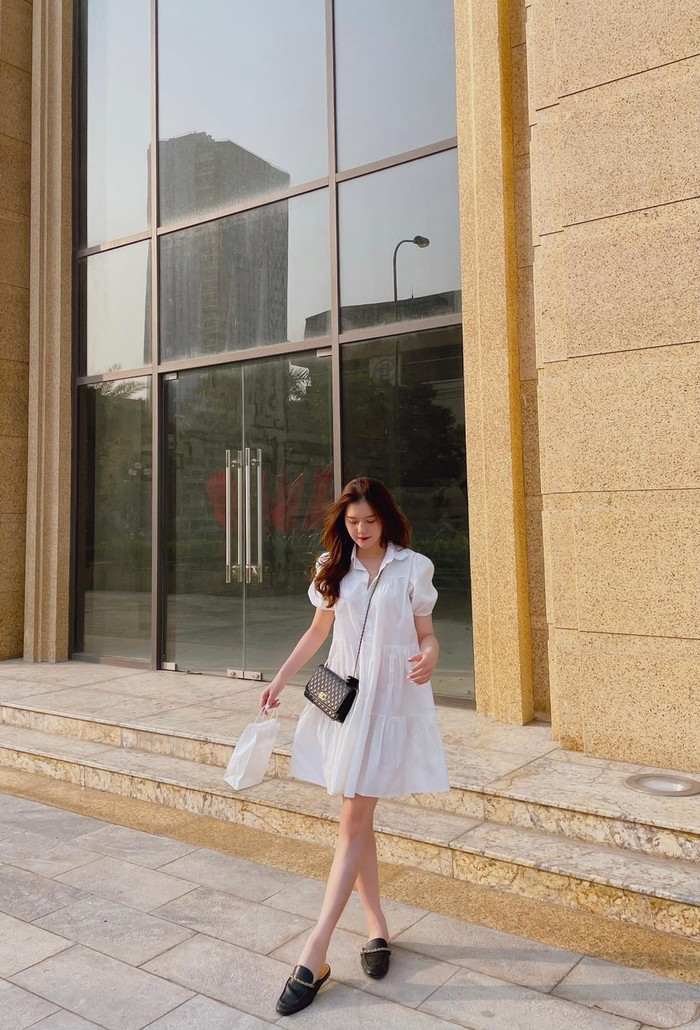 Dường như Uyên Kem rất thích váy xoè ngắn vừa khoe đôi chân nuột nà vừa nhẹ nhàng và mong manh.