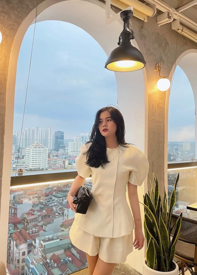 Màu trắng trở thành gam màu 'con cưng' của người đẹp khi tần suất trưng diện màu này vô cùng nhiều.