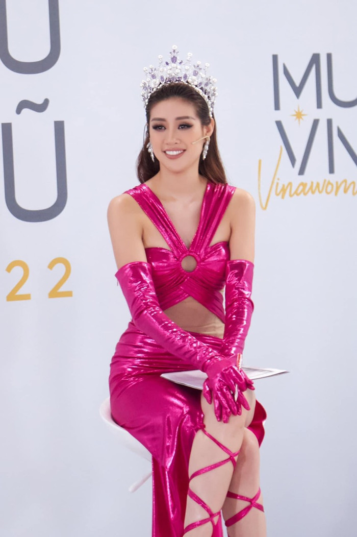 Khánh Vân trở thành tâm điểm truyền thông trong bộ váy hồng 'tuyệt cú mèo'.