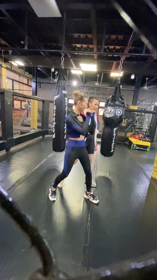 Diệp Linh Châu đang học hỏi kinh nghiệm từ 'đàn chị' đi trước Phan Ngân