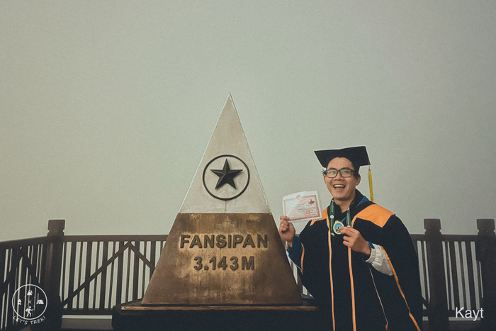 Tuấn Khanh mặc đồ cử nhân chinh phục đỉnh Fansipan